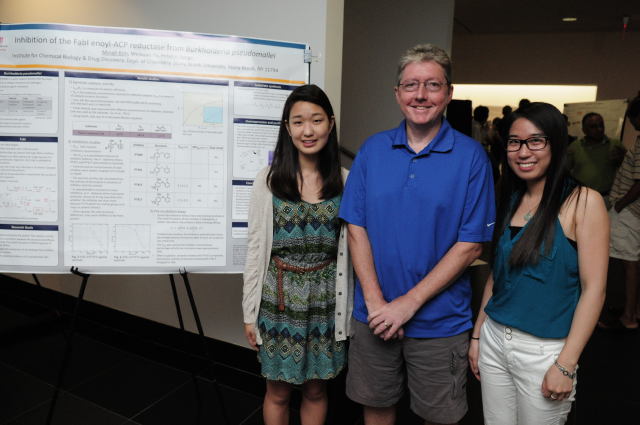 Senior Minah Kim presents her research with her mentors at the Simons program symposium at Stony Brook University.  Kim submitted her research to Intel STS from which she received distinction as a semifinalist.