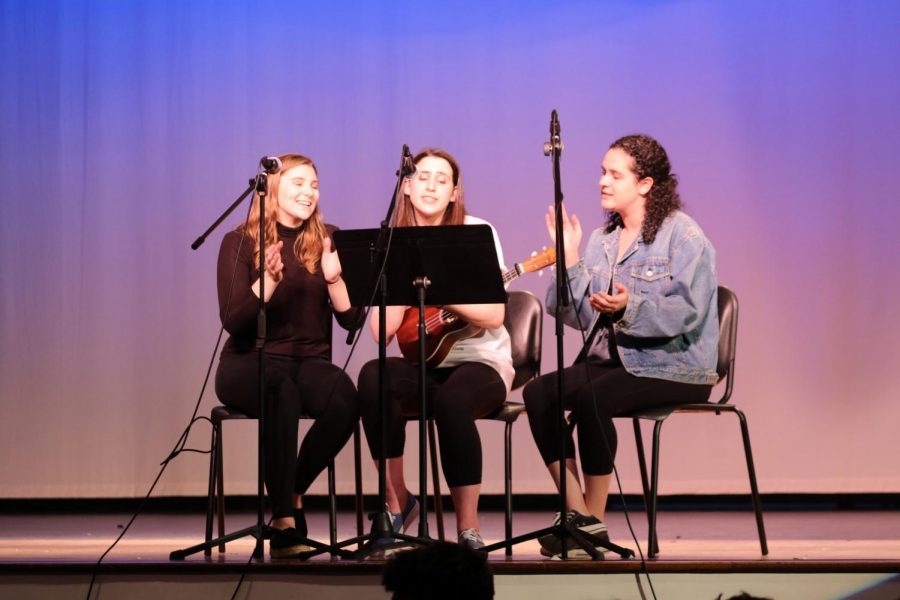 Last+year%27s+seniors%2C+Valentina+Scotto%2C+Julia+Gurlitz%2C+and+Emma+Goldman+perform+an+original+song+on+stage+at+Shakespeare+Day.+This+year%27s+coordinators+will+be+participating+in+similar+performances.