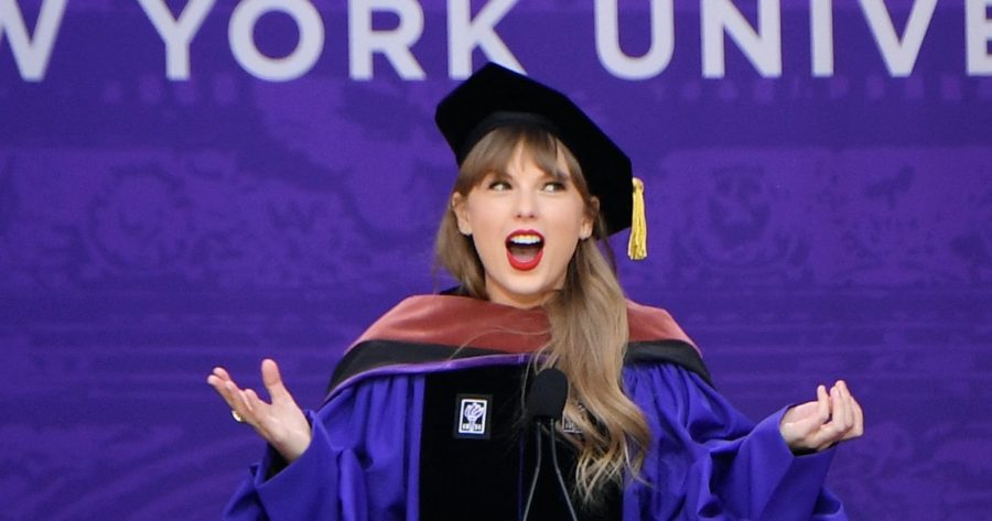 Taylor+Swift+Speaks+at+the+2022+NYU+Graduation+Ceremony
